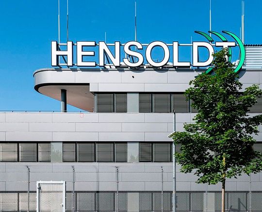 Am Riff vorbei! Hensoldt hätte für das von der Bundesregierung beendete Fregattenprogramm F126 Radarsysteme liefern sollen. Das fällt nun ja flach. Wie es nach ersten Prüfungen aussieht, wird das Geschäft von Hensoldt aber wohl nicht allzusehr in Mitleidenschaft gezogen ...(Bild:  Hensoldt)