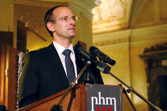 Wolfram Knobling, Direktor Aftersales der Adam Opel GmbH, freute sich, gleich zwei Partnern der Marke mit dem Blitz gratulieren zu können. (Archiv: Vogel Business Media)