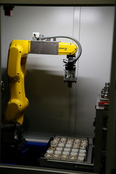 Un mini-robot à bras long, le LR Mate 200 iD/7L de Fanuc se charge des opérations de manutention. (JR Gonthier)
