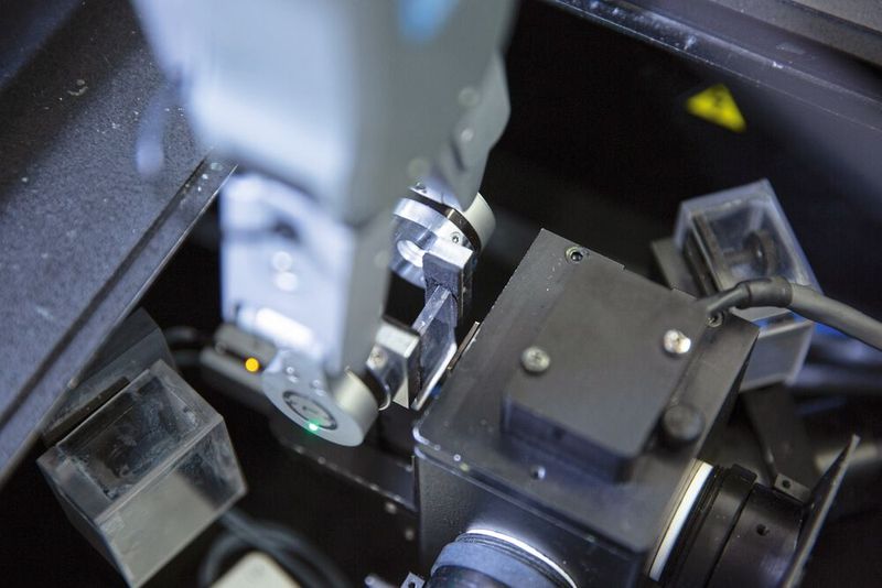 Das Spektrometer misst die optischen Eigenschaften des Glases und erkennt dadurch beispielsweise Produktionsfehler. (Bild: Onrobot)