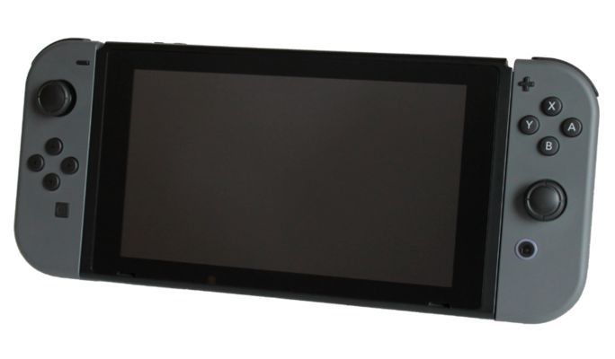 ...lässt sich das sogenannte JoyCon-Gamepad auseinandernehmen und seitlich an das Tablet andocken, wodurch sich die Switch von einer stationären zu einer mobilen Spielkonsole wandelt. Zudem verzichtet die Switch auf optische Datenträger und nutzt statt dessen sogenannte 