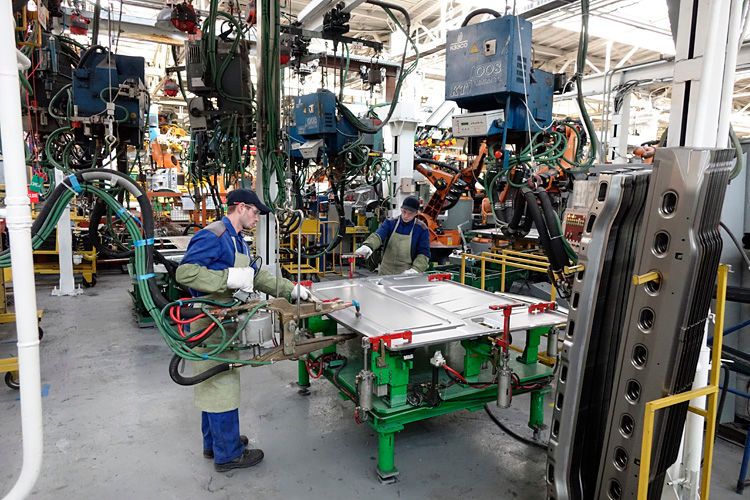 Im Karosseriebau finden sich ebenfalls noch manuelle Stationen. (Foto: Thomas Günnel)