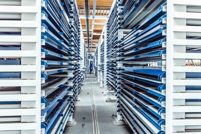 Das vollautomatisierte Stopa-Lager mit 400 Stellplätzen ist für Tim Ungerer eines der Highlights der umfangreichen Automatisierungsmaßnahmen.  (Bild: Trumpf)