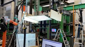 Hier sieht man den Demonstrator während des Prüfprozesses an der DTU in Dänemark. Mehr zu seiner Einsatzfähigkeit gibt es auf der JEC World 2026 in Paris und Anfang Mai in Halle an der Saale beim Fraunhofer IMWS. (Bild: Fraunhofer IMWS)