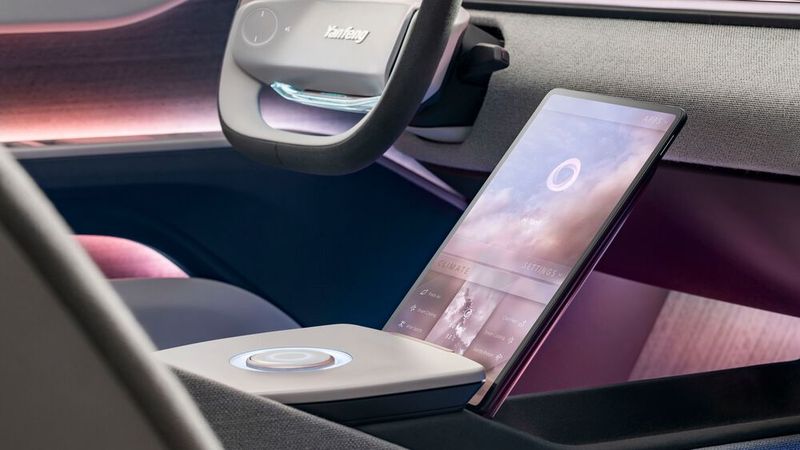 Der Touchscreen lässt sich herausnehmen und als Fernbedienung des Infotainments nutzen. (Bild: Yanfeng)