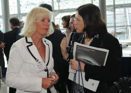 Zwei prominente Jury-Mitglieder: (v.li.) Marion Johl und Anita Friedel-Beitz als Vertreter der Santander Consumer Bank warfen ihre Branchenkompetenz in die Waagschale.    (Archiv: Vogel Business Media)