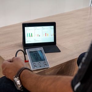 Das Internet der Dinge hilft Ärzten und Patienten: Medizinische Geräte senden Vitaldaten zur Vorsorge und Regeluntersuchung per Mobilfunk an den Arzt.
