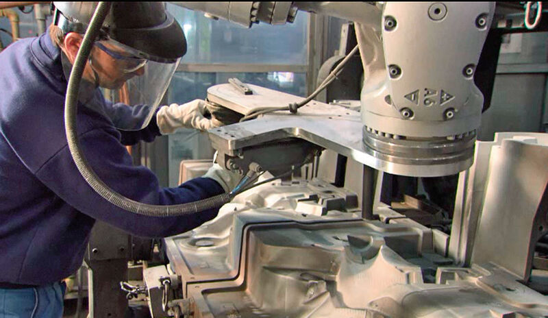 Automobilhersteller BMW setzt beim Trockeneisreinigen auf eine MRK-Anwendung. (Bild: MRK Systeme)