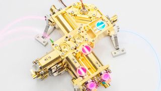 Die Quantenquelle erzeugt verschränkte Lichtquanten und sendet sie von einem Satelliten auf die Erde. Dort dienen sie der sicheren Schlüsselverteilung bei der Verschlüsselung von Daten.  (Frauenhofer IOF)