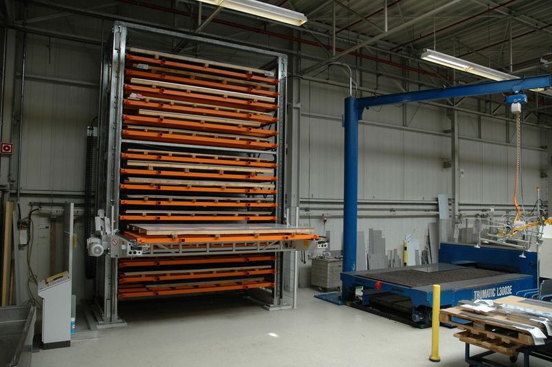 Das neben einer Flachbett-Lasermaschine angeordnete Unitower-C-Blechlager mit 6 m Systemhöhe für 16 Lagerplätze steht zur Aufnahme von Großformatblechen  1500 mm x 3000 mm bereit. Bild: Kasto (Archiv: Vogel Business Media)