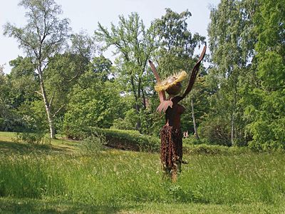 Die „Sonnenfrau“ ist 300 cm hoch. Die Brüste stammen von alter Gefechtsmunition. Die Figur erfreut die Spaziergänger im Botanischen Garten Berlin. (Archiv: Vogel Business Media)