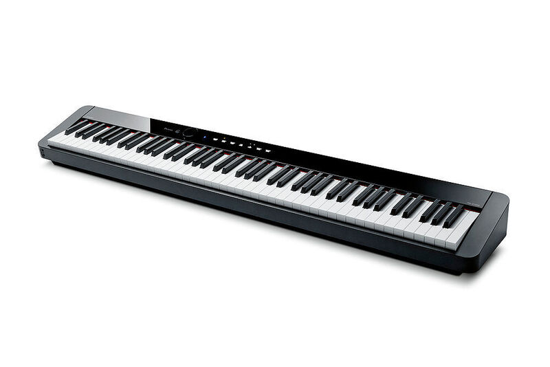 Digital Piano Privia PX-S1000, CASIO, Japan; (www.casio-europe.com): 		 ​  Privia PX-S1000 ist eine vollständige Tastatur, die in ein kompaktes Digitalpiano integriert ist. Die Besonderheit des neu entwickelten Tastenfelds mit Hammermechanik ist die kleine, schlanke Form. Dank des Spiegel-Touchpanels auf der Konsole konnte auf die vielen sonst üblichen Knöpfe verzichtet werden, sodass sich der Musiker ganz dem Spielen widmen kann. Dank seiner kompakten Bauweise lässt sich das Klavier, in dessen Gehäuse Akku und Lautsprecher untergebracht sind, problemlos überallhin mitnehmen. Die Bluetooth-Konnektivität ermöglicht zudem die Verwendung als Heim-Audiogerät für ein erweitertes Klavierprogramm. (Red Dot 2020)