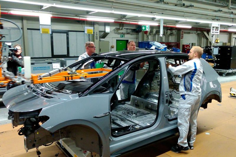 Mit dem neuen Modell steigt der Automatisierungsgrad in der Montage, zum Beispiel beim Cockpiteinbau. Ein nächster Schritt soll die automatisierte Montage des Dachhimmels sein – die erfolgt heute noch teilmanuell. (Thomas Günnel/Automobil Industrie)