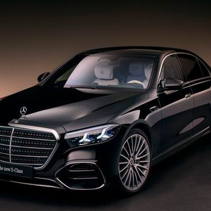 Das 2026er-Modell der S-Klasse wirkt frischer und repräsentativer, mit noch größerem und erstmals beleuchtetem Kühlergrill samt Leuchtstern auf der Haube. (Bild: Mercedes-Benz)