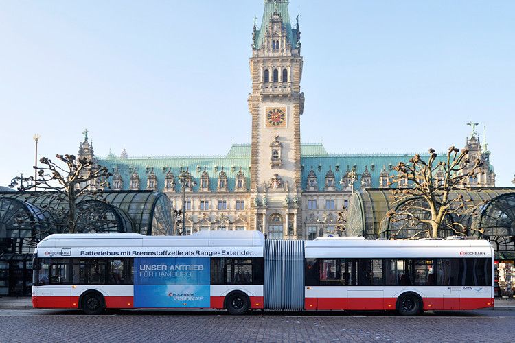 Mit vollen Batterien in den Liniendienst: Der Gelenkbus Urbino 18,75 electric des polnischen Herstellers Solaris, hat daneben noch eine Wasserstoff-Brennstoffzellen-Einheit an Bord. Mit dem erzeugten Strom speist sie direkt die Batterien des Elektrobusses, der sein Einsatz-Pensum auf der „Innovationslinie 109“ so ohne Ladestopp absolviert. (Foto: Hamburger Hochbahn)