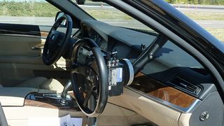 Ein schnelles Lenkmanöver birgt Gefahren, besonders bei hohen Geschwindigkeiten auf der Autobahn. Abhilfe schafft jetzt ZF: Die sogenannte „Active Kinematics Control“ (AKC) ist für fast alle Pkw-Modelle applizierbar. (Foto: Wolfgang Pester, mid)