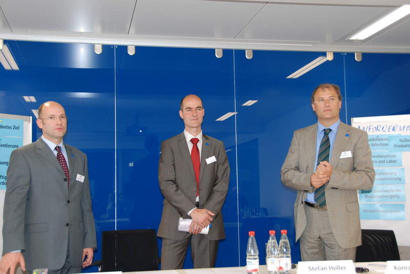 Im Rahmen der Pressekonferenz stellen sich die beiden Geschäftsführer Jürgen Liebsch und Konrad Kreuzer sowie Stefan Holler (Mitte), Leiter Marketing, den Fragen zum neuen Laborprogramm Scala.  (Bild: LaborPraxis)