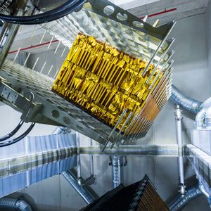 Die Anlagen bei Schütz Composites können Aramidwabenblöcke, wie man hier sieht, auch hoch automatisiert fertigen.(Bild:  Schütz)