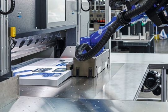 Der Roboter ist mit einem von Baumann speziell für die Papierverarbeitung entwickelten  Greifersystem ausgestattet. (Bild:  Independent light gmbh)