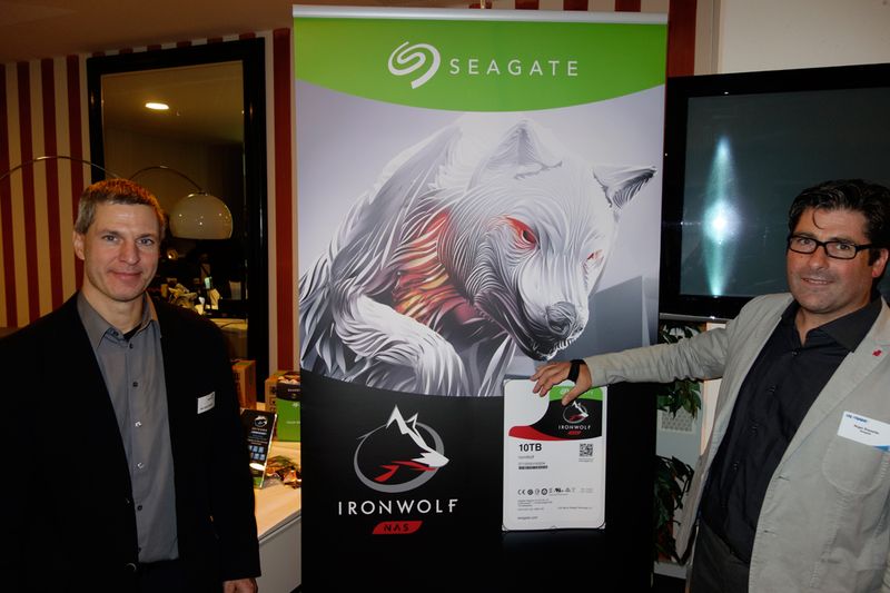 (l.) Henrique Atzkern und Nigel Bissette, Seagate, mit ihrem neuen Leitwolf-Produkt. (Bild: IT-BUSINESS)