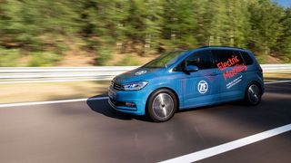 Die ZF-Ingenieure kombinierten ein 140 kW/190 PS starkes Triebwerk mit einem automatischen Zweigang-Getriebe. (ZF)