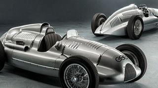 Vor über 70 Jahren entstanden, vor 67 Jahren in die ehemalige UdSSR abtransportiert, verschollen, vergessen und wieder zu Audi heimgekehrt: Die beiden Auto Union Typ D von 1938 (Hintergrund) und 1939. Das 1939er Modell kaufte Audi vor wenigen Wochen zurück. „Das ist einer der emotionalsten Momente in der Historienarbeit der Audi AG“ kommentierte Thomas Frank, Leiter Audi Tradition den Rückkauf. (Audi)