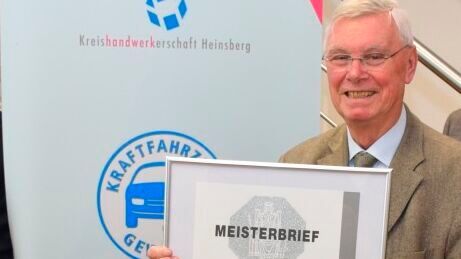 Gerhard Schmid im Jahr 2017 bei der Verleihung der Ehrenurkunde zum Ehrenobermeister durch die Kreishandwerkerschaft Düren-Euskirchen-Heinsberg.(Bild:  Kreishandwerkerschaft)