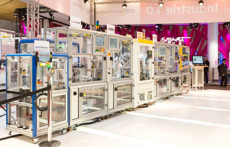 Modulare, vernetzte Produktionsstraße mit IBM-Integration-Bus und Produktionsleitstand aus der Partnerschaft mit SmartFactoryKL. (Bild: IBM)