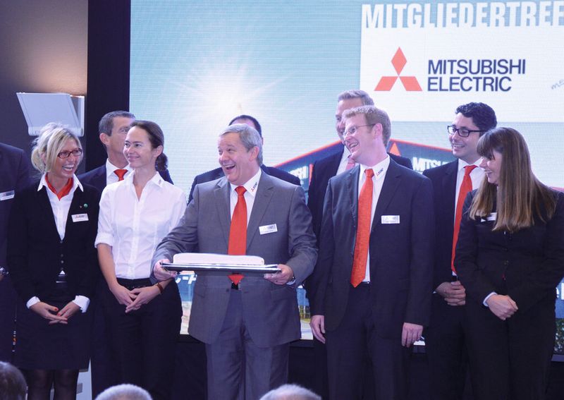 Das Team von Mitsubishi Electric freute sich, in diesem Jahr Gastgeber des 8. Mitgliedertreffens der CNC-Arena in Düsseldorf sein zu dürfen. (Michel)