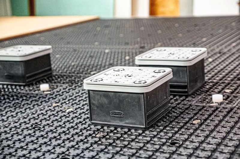 Alle gängigen Rastergeometrien lassen sich mit den optimierten Vakuum-Spannmitteln VCBL-R bestücken. (Bild: J. Schmalz GmbH)