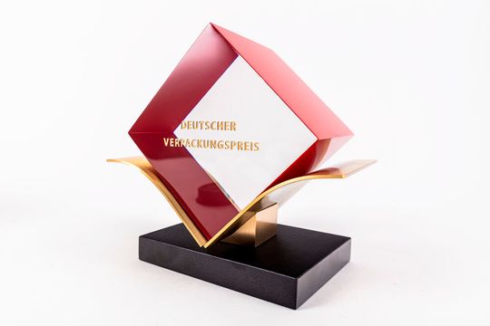 Auf der Fachpack 2022, die vom 27. bis 29. September in Nürnberg stattfindet, geht es auch wieder um den Deutschen Verpackungspreis nebst Gold-Awards (Bild). Die Sieger stehen zwar schon fest, doch auf der Messe gibt es endlich auch die Präsentation der Innovationen.(Bild:  dvi)