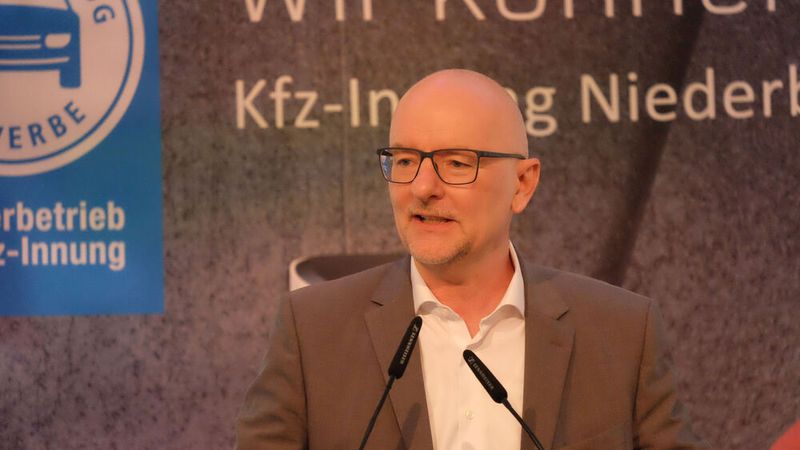 Alexander Putz, Oberbürgermeister der Stadt Landshut, betonte die Bedeutung der Automobilwirtschaft für Landshut. (Bild: Zietz - VCG)