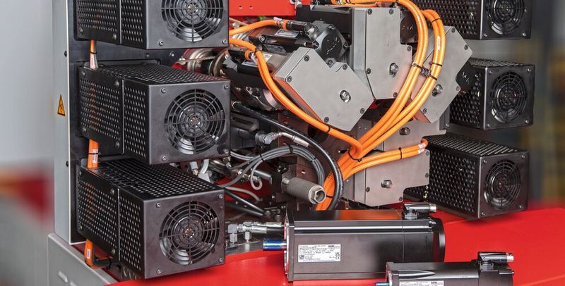 Die Kombination zentraler und dezentraler Antriebslösungen steigert sowohl die Flexibilität als auch die Energieeffizienz der Maschine.(Bild:  AMK Motion)