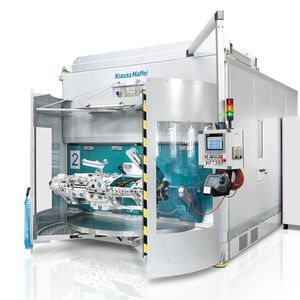 Routing Star heißt diese Krauss-Maffei-Fräsanlage, die ein weiteres PSE-Europ-Exponat der Münchener sei, welche die Nacharbeit an einfachen oder auch komplexen Kunststoffteilen produktiver machen soll.
