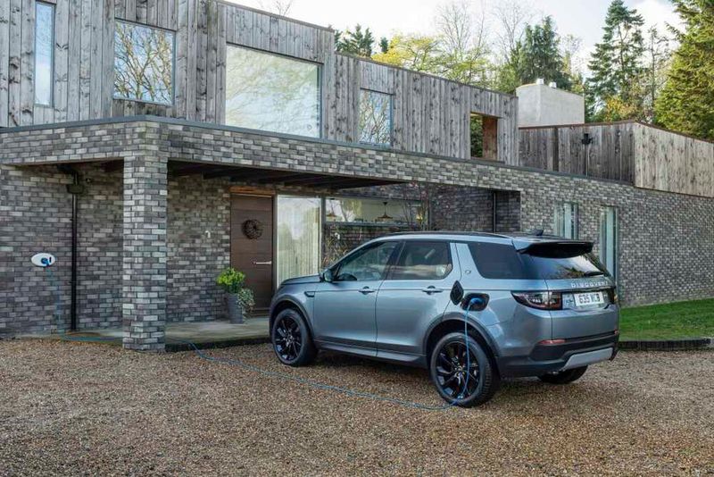 Auch den Discovery Sport gibt es nun als PHEV mit einer elektrichen Reichweite bis zu 64 Kilometer.  (Bild: Land Rover)