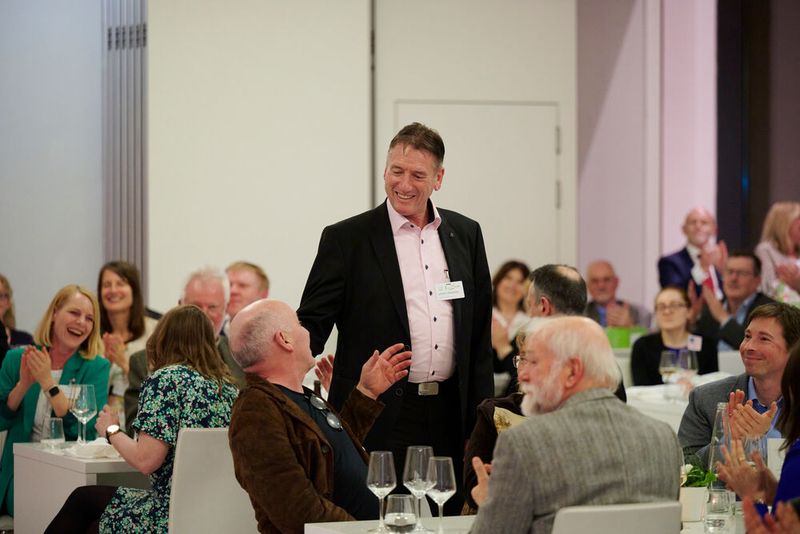 Impressionen vom ELEKTRONIKPRAXIS Frühlingsfest 2023 im Ketterer Kunst mit der Verabschiedung von Johann Wiesböck.  (Bild: © EYE AM CHRIS)