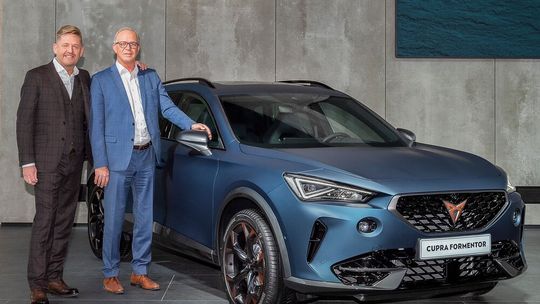 Bei der Vorstellung des Cupra Formentor: (v.l.) Cupra-Chef Wayne Griffiths und Seat-Konzernchef Carsten Isensee.(Bild:  Seat)