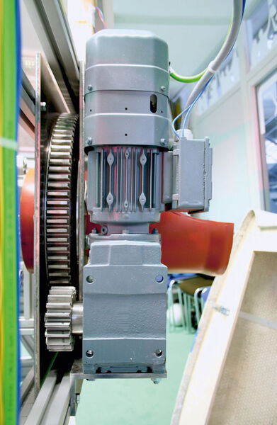 Mit Hilfe eines asynchronen Getriebemotors kann sich die gesamte Maschine auch um ihre vertikale Längsachse drehen. (SEW)