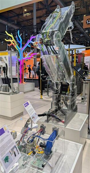 Der gläserne Roboter am Harting-Stand gibt den Blick ins Innere frei und zeigt die Vielfalt der Abschlusstechnik in Robotik-Anwendungen. (Bild: Sandra Häuslein/VCG)