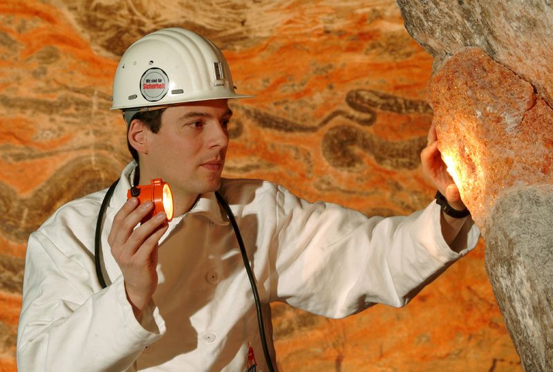 Die Kalilager mit einer Mächtigkeit von 3-8 Metern liegen in einer Tiefe von 500 – 1.000 Metern. Darüber liegende wasserundurchlässige Tonschichten schützen die Lagerstätten vor Grundwasser. (Bild: K+S)