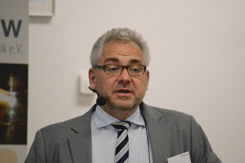 Dr. Eric Klemp, Direktor des Forschungszentrums DMRC, betont vor allem die Wichtigkeit des Personals für den Umgang mit dem 3D-Druck. (Bild: Isenburg)