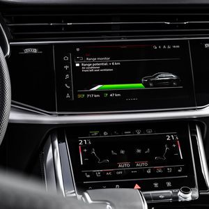 Diverse Assistenten sollen helfen, die elektrische Reichweite optimal zu nutzen. Zum Beispiel werden auch Daten des Navigationssystems und der Umfeldsensoren genutzt.(Bild:  Audi)