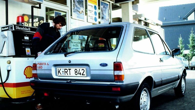 König der kleinen Knauser: In zweiter Generation gab es den Fiesta 1983 erstmals mit Dieselmotor. Der Diesel war mit seinem 1,6-Liter-Motor mit 40 kW (54 PS), der von Klöckner-Humboldt-Deutz entwickelt und produziert wurde, der erste schadstoffarme Pkw in dieser Klasse. Das Laufverhalten und die Geräuschentwicklung entsprechend weitgehend Nutzfahrzeugniveau, entsprechend gestaltete sich aber auch die Haltbarkeit des mit einem Grauguss(!)-Zylinderopf versehenen Selbstzünders. (Bild: Ford AG)