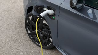 Die E-Auto-Verkäufe haben deutlich zugenommen. Da die Stromer per Definition null Gramm CO2 ausstoßen, haben sie zum Erreichen der Flottenziele der Autoindustrie beigetragen. (Bild: Cupra)