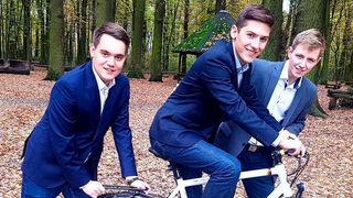 Die Nachwuchsforscher (v.l.) Tony Oehm, Sebastian Durchholz und Tom Hinzmann entwickeln mit Unterstützung des Spezialchemie-Herstellers Kuraray einen besonderen Akku aus Bioabfällen, der für längere E-Bike-Reichweiten sorgt. (Kuraray)