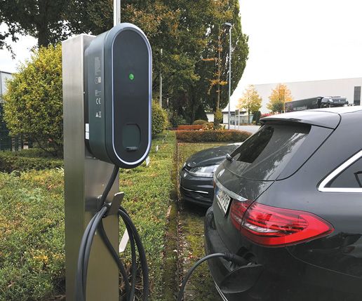 (Die smarte Wallbox kann an der Wand oder auf einer Stele befestigt werden. Bild: Pöppelmann)
