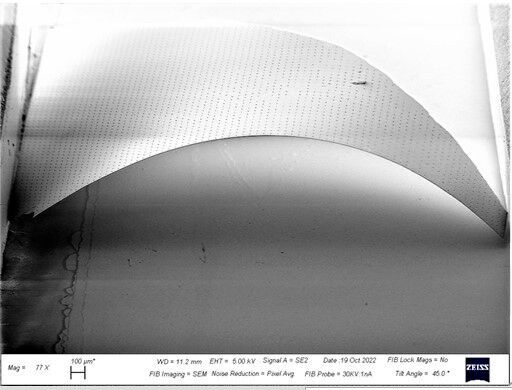 REM-Bild einer durch externe Kraftzufuhr elastisch gebogenen Diamant-Nanomembran. (Bild: Fraunhofer USA, Center Midwest)