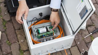 Derzeit ist eine Kette von Sensoren auf einer Länge von fünf km an einem Deich in Amsterdam installiert und liefert permanent Informationen über den Deichzustand. (Siemens)