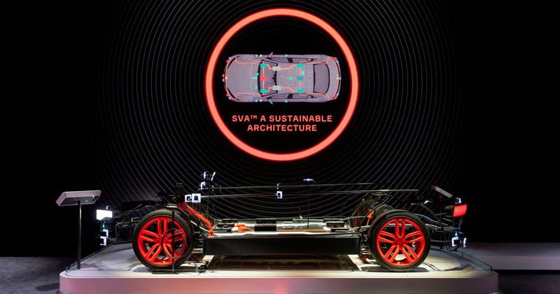 Aptiv zeigt seine Smart Vehicle Architecture im privaten Aptiv-Pavillon auf der Consumer Electronics Show 2020 in Las Vegas. Die SVA ist eine nachhaltige offene Plattform. Sie soll die Gesamtbetriebskosten senken und die Entwicklung hochautomatisierter Fahrzeuge mit großem Funktionsumfang ermöglichen. Weitere Vorteile sind: Neue softwaregestützte Funktionen - Fahrzeuge werden komplexer und ihre Entwicklung damit immer aufwendiger. Durch die standardisierten Schnittstellen der Smart Vehicle Architecture und die Möglichkeit, Rechenleistung zu skalieren und flexibel bereitzustellen, lassen sich die Entwicklungskosten senken. Reduktion der Komplexität - Viele Fahrzeugfunktionen sind heute auf einzelne Controller verteilt. Die Smart Vehicle Architecture verbindet diese, indem sie Rechenleistung in verwaltbaren Zonencontrollern zentralisiert. Gleichzeitig trennt sie die Recheneinheit von I/O-Geräten und ermöglicht so das unkomplizierte Hinzufügen von Funktionen.  (Bild: Aptiv)