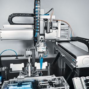 Ein Auslegerhandling auf Basis ELGT-Spindelachsen sorgt für das dynamische und sichere Beladen und Entladen der Prozesskammer.